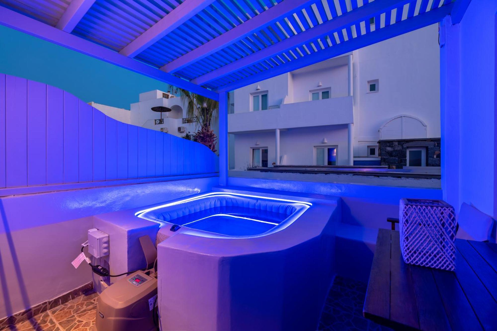 Aerenia Luxury Suites Karterados  Dış mekan fotoğraf
